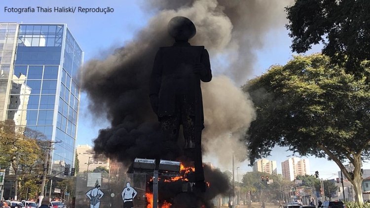 Você sabe o que é a desmonumentalização?